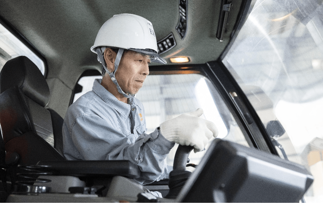 車両を操作する日根野弘久さん